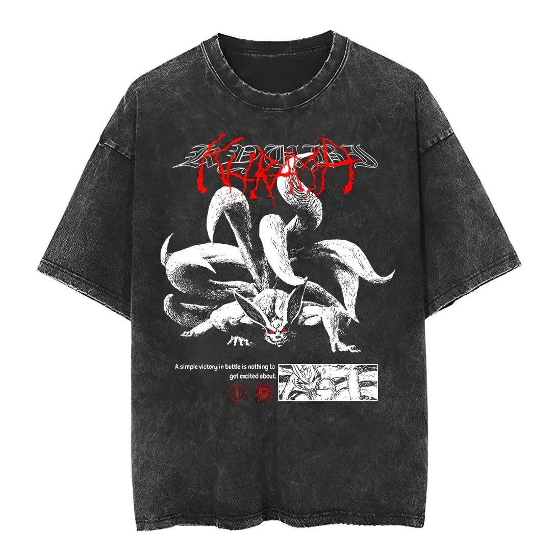 T-shirt gris foncé avec un imprimé de Kurama, le démon renard à neuf queues de Naruto, en blanc et rouge. Le texte "A simple victory in battle is nothing to get excited about" est écrit en noir sous le dessin.