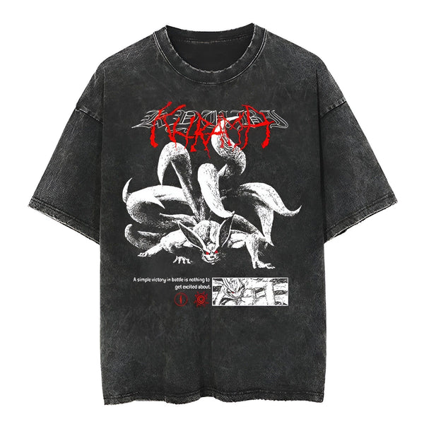 T-shirt gris foncé avec un imprimé de Kurama, le démon renard à neuf queues de Naruto, en blanc et rouge. Le texte "A simple victory in battle is nothing to get excited about" est écrit en noir sous le dessin.