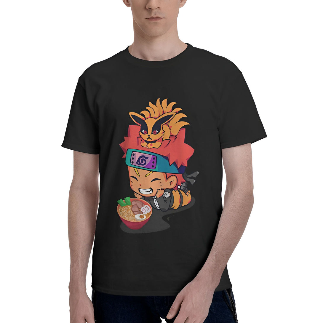 Un homme portant un t-shirt noir avec un dessin de Naruto mangeant des ramen avec Kurama sur sa tête.