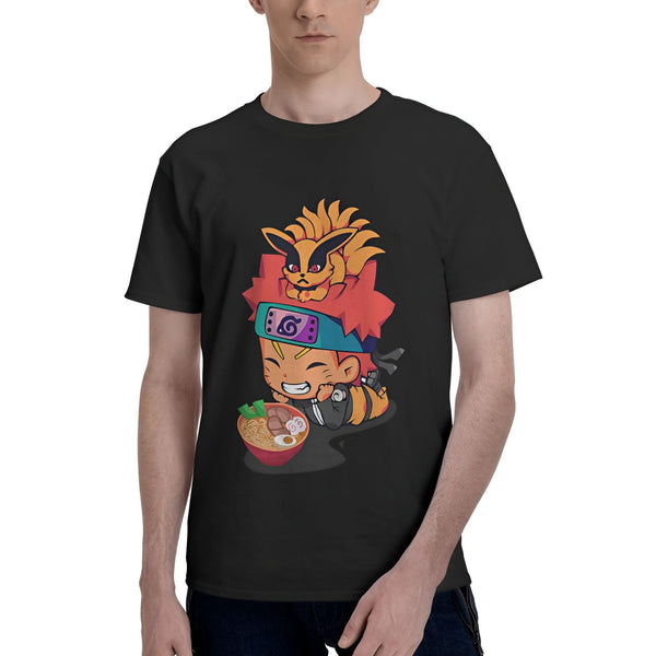 Un homme portant un t-shirt noir avec un dessin de Naruto mangeant des ramen avec Kurama sur sa tête.