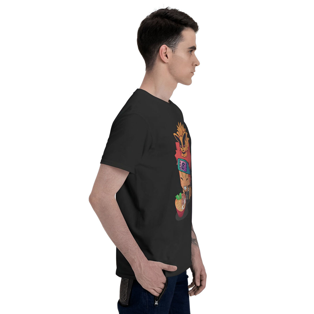 Un homme portant un t-shirt noir avec un imprimé de Naruto mangeant des nouilles ramen.