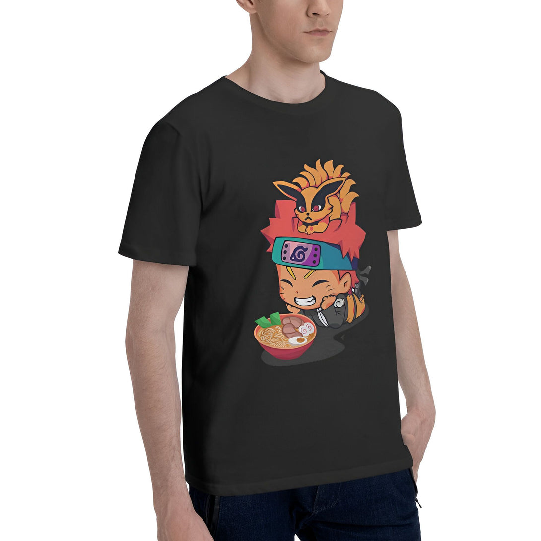 Un homme portant un t-shirt noir avec un dessin de Naruto mangeant des ramen avec Kurama sur la tête.