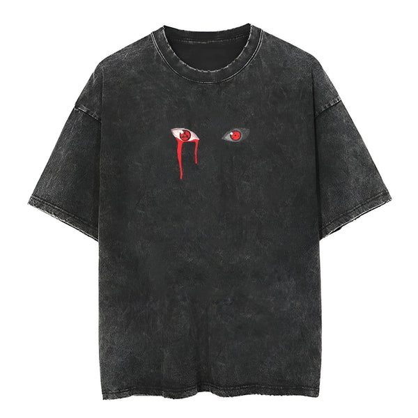 T-shirt noir délavé avec un motif représentant les yeux du Sharingan de Naruto, avec un œil sanglant.