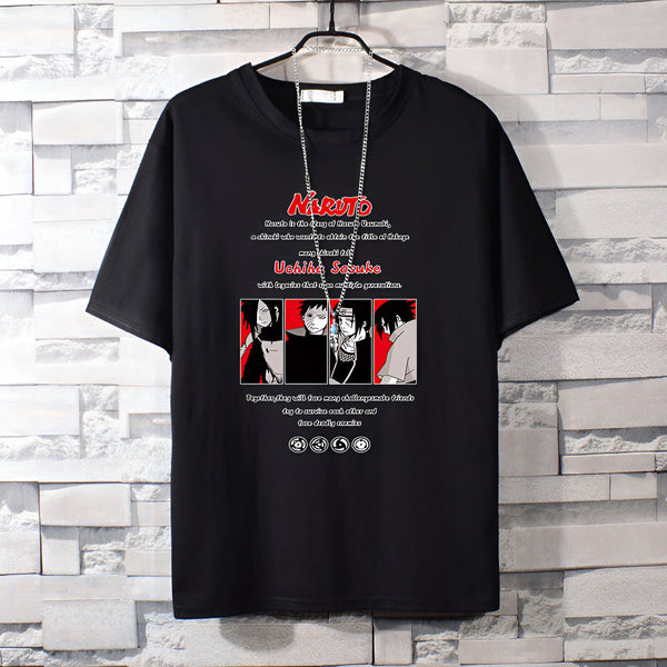 T-shirt noir à manches courtes avec un imprimé Naruto représentant les personnages de Naruto Uzumaki, Sasuke Uchiha et Kakashi Hatake. Le texte "Naruto" est écrit en rouge avec le logo Naruto en dessous.