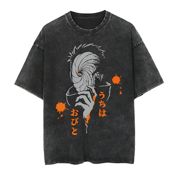 T-shirt noir délavé avec un imprimé du personnage d'anime Obito Uchiha de Naruto portant son masque Rinnegan et tenant sa main dans un geste menaçant. L'impression comprend également du texte japonais.