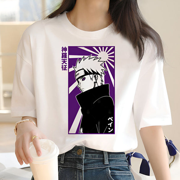 Un t-shirt blanc avec un imprimé de Pain, un personnage de l'anime Naruto. Le t-shirt est porté par une femme et met en valeur le style rétro du dessin.  L'impression représente Pain avec son symbole sur un fond violet avec un soleil levant en arrière-plan.