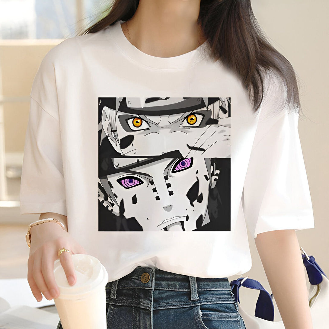 Un t-shirt blanc avec un imprimé du personnage de manga Naruto, Pain. Le design présente une image de son visage avec ses yeux Rinnegan.