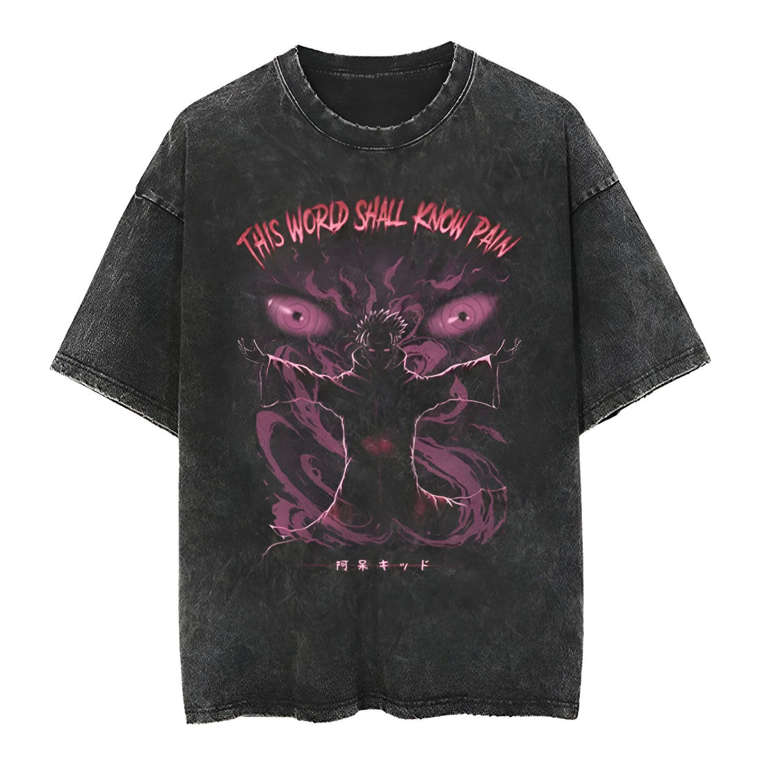 T-shirt noir délavé avec l'impression d'un personnage de l'anime Naruto, Pain, avec le slogan "Ce monde connaîtra la douleur" en anglais. Le personnage est entouré d'une aura violette et ses yeux sont rouges. Le texte "Pain" en japonais apparaît en bas du t-shirt.