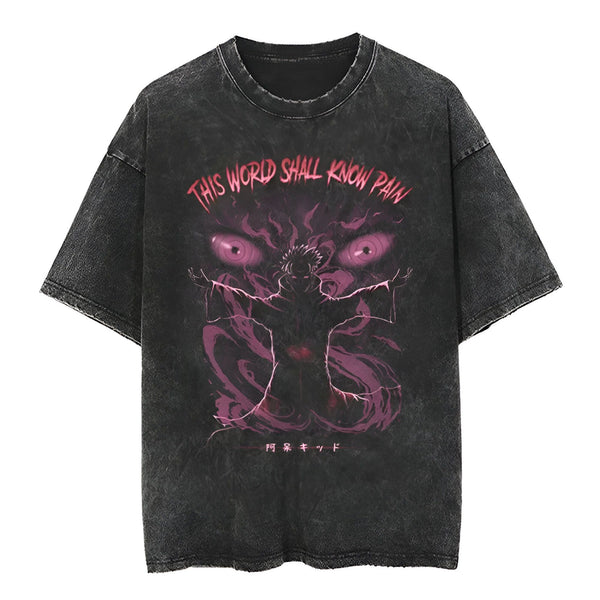 T-shirt noir délavé avec l'impression d'un personnage de l'anime Naruto, Pain, avec le slogan "Ce monde connaîtra la douleur" en anglais. Le personnage est entouré d'une aura violette et ses yeux sont rouges. Le texte "Pain" en japonais apparaît en bas du t-shirt.