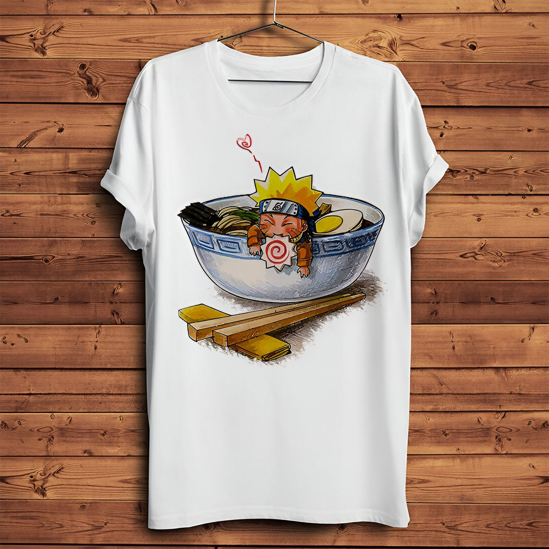 T-shirt blanc avec un dessin de Naruto dans un bol de ramen, tenant un kamaboko.