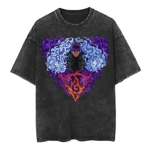 T-shirt gris foncé à manches courtes avec un imprimé de Hinata Hyuga du manga Naruto, entourée de fumée violette et bleue. Le t-shirt est de style vintage.