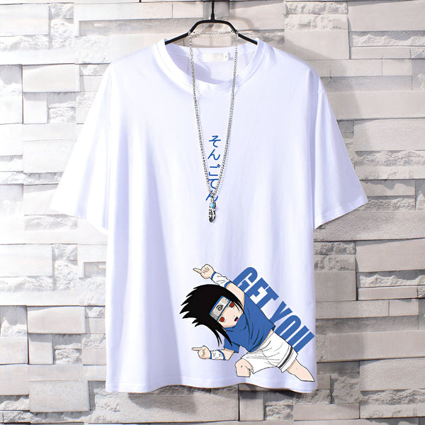 Un t-shirt blanc à manches courtes avec un imprimé de Naruto en train de faire un geste avec les doigts et un texte "GET YOU" en diagonale. Le t-shirt est orné d'un collier avec un pendentif en argent.