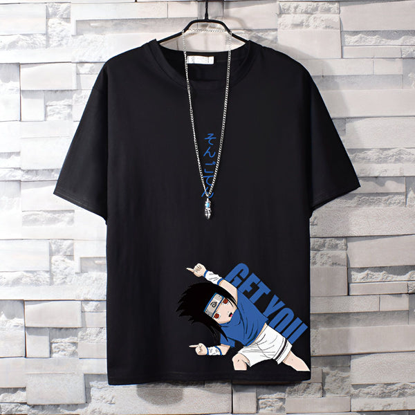 T-shirt noir à manches courtes avec un imprimé de Naruto, le personnage de l'anime, portant une tenue bleue et disant "GET YOU". Le t-shirt est sur un fond de mur en briques.