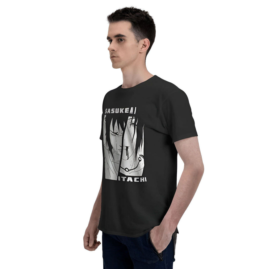 Un homme portant un t-shirt noir avec un imprimé des personnages d'anime Sasuke et Itachi de Naruto.