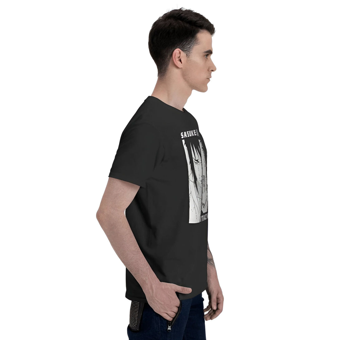Un homme portant un t-shirt noir avec un imprimé de Sasuke et Itachi de l'anime Naruto.