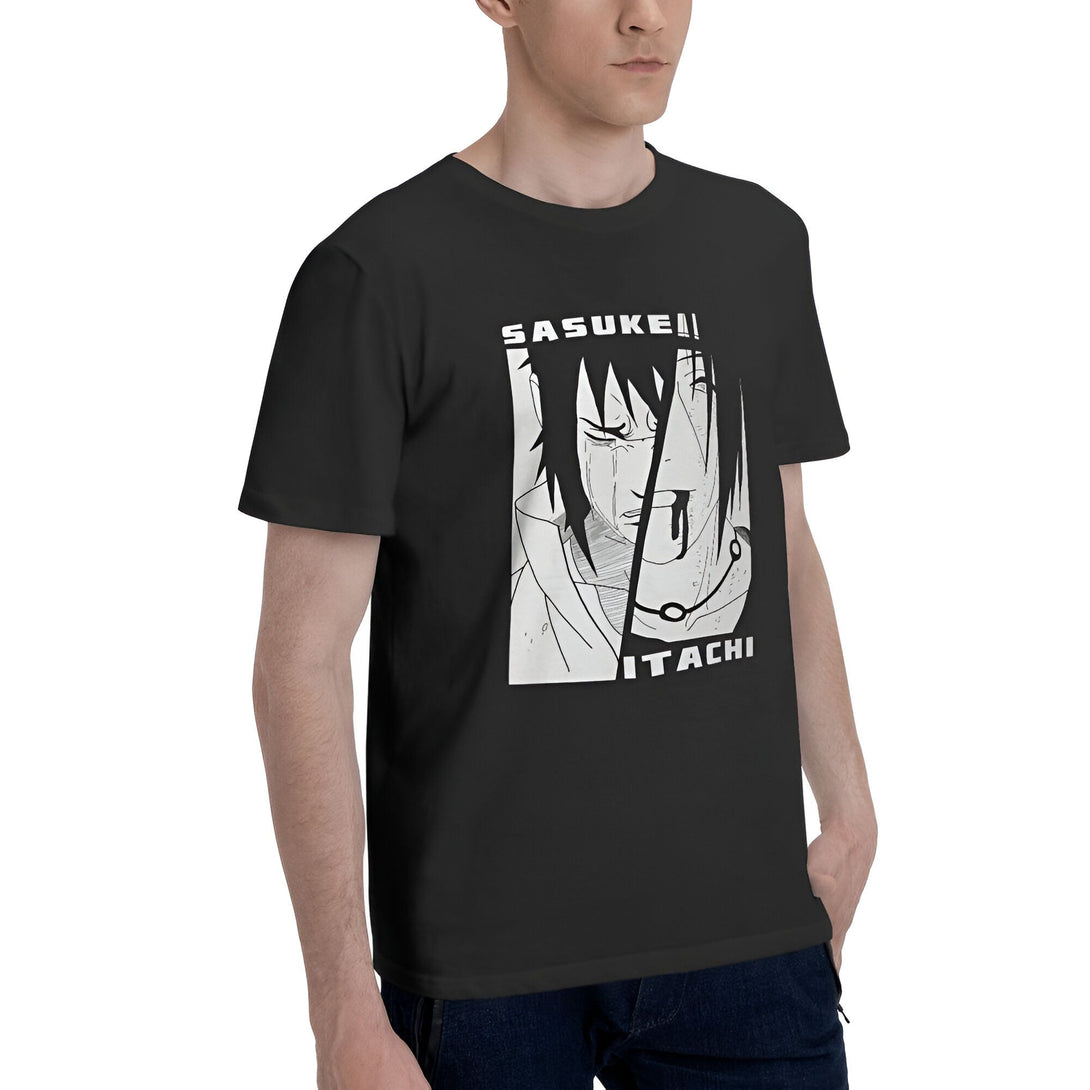 Un homme porte un t-shirt noir avec un imprimé blanc des personnages d'anime Sasuke et Itachi de Naruto. Le dessin montre Sasuke pleurant avec un bandeau sur l'oeil et Itachi avec son Sharingan activé.