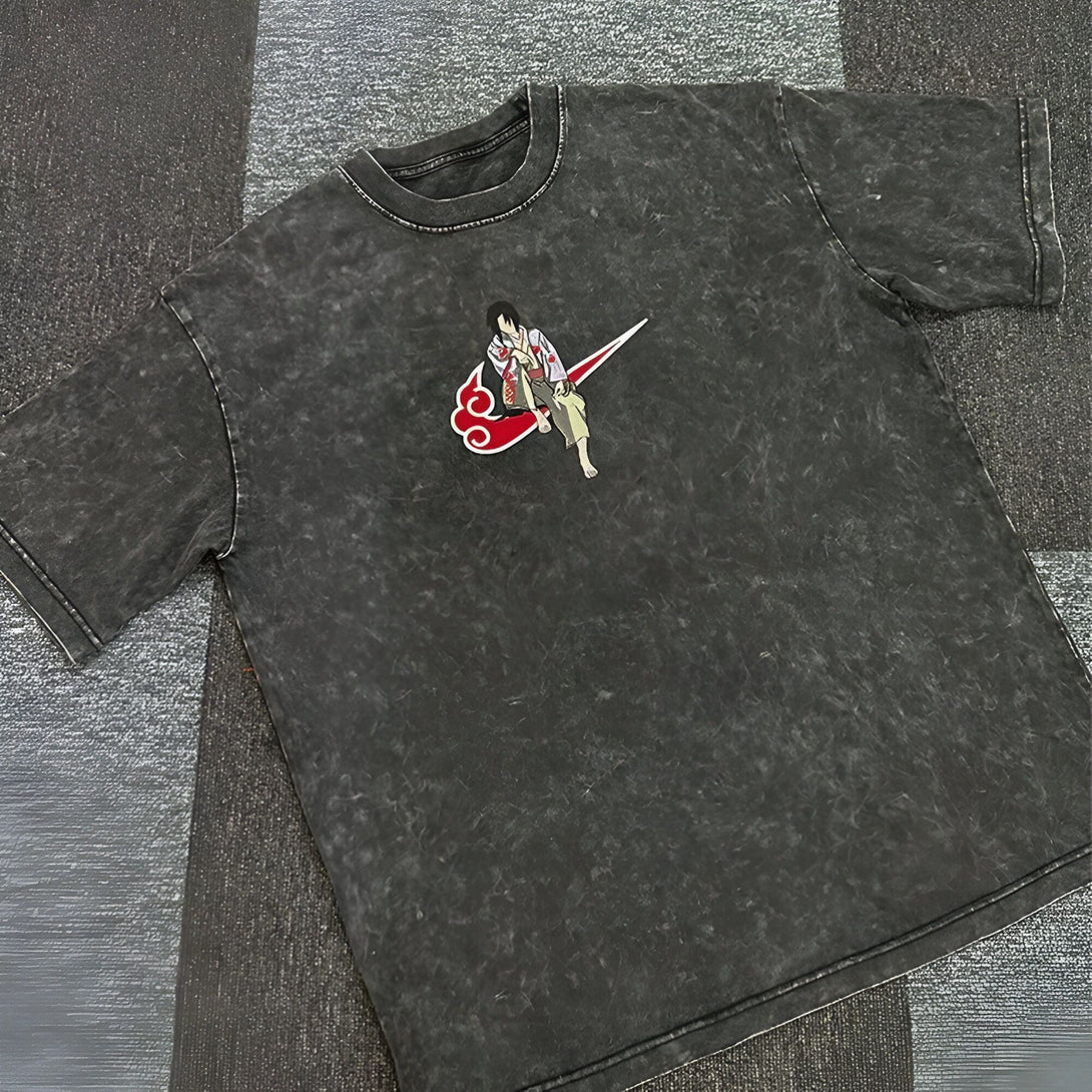 T-shirt gris foncé à manches courtes avec un imprimé de Naruto assis sur un logo Nike rouge avec un nuage rouge.