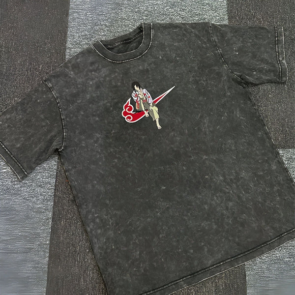 T-shirt gris foncé à manches courtes avec un imprimé de Naruto assis sur un logo Nike rouge avec un nuage rouge.