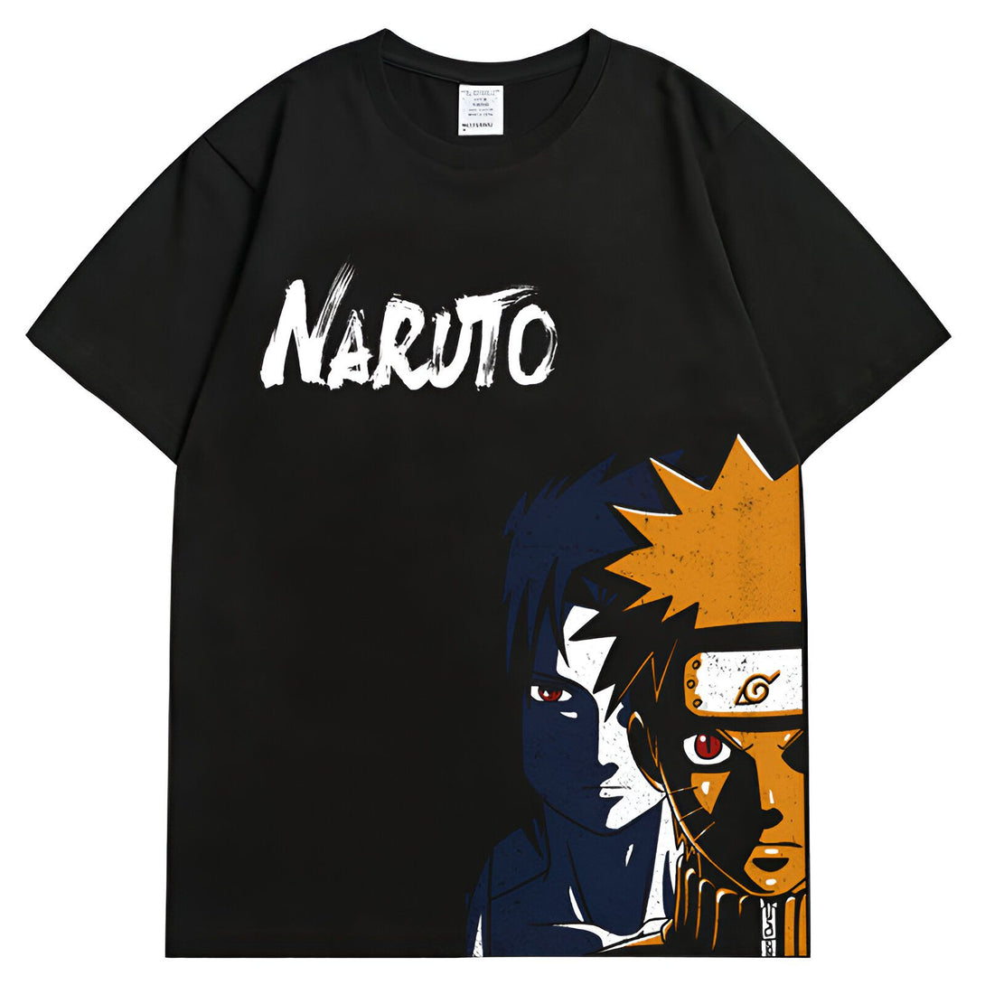Un t-shirt noir avec l'inscription "Naruto" en blanc et une illustration des personnages Naruto et Sasuke.