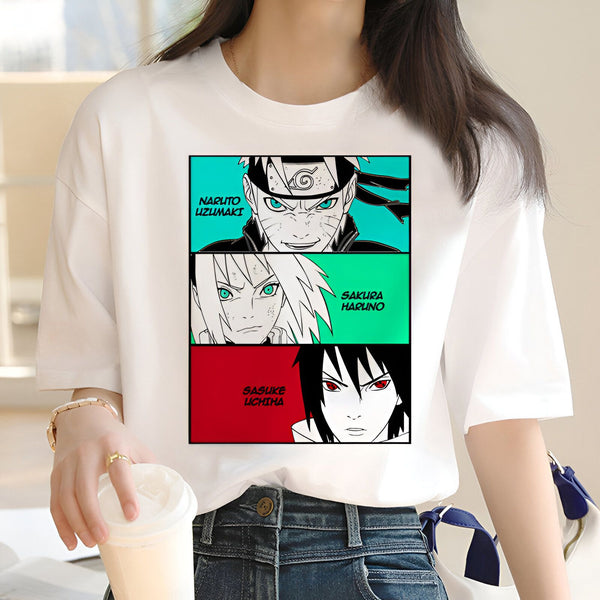 Un t-shirt blanc avec une image des personnages Naruto, Sasuke et Sakura de l'anime Naruto. Le t-shirt est porté par une femme et a un design de bande dessinée.