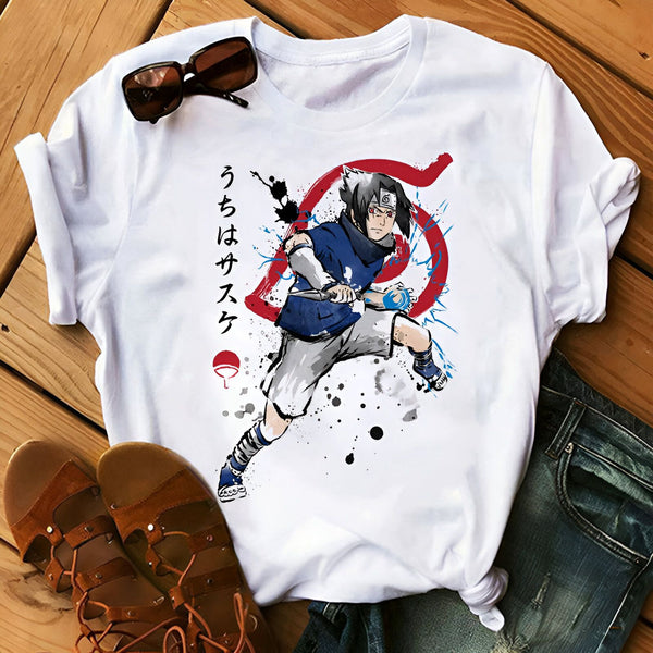 Un t-shirt blanc avec un imprimé d'un personnage d'anime Naruto avec le symbole du village de Konoha en arrière-plan. Le personnage a l'air puissant et prêt à se battre. Le t-shirt est idéal pour les fans de Naruto.