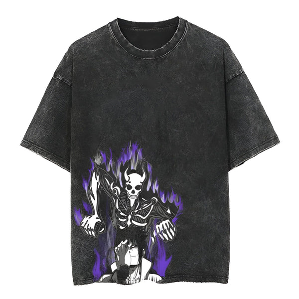T-shirt gris foncé en coton avec un motif imprimé de Sasuke entouré de flammes violettes et d'un squelette avec une tête de démon.  Le t-shirt est fait d'un tissu confortable et léger, parfait pour les fans de Naruto.