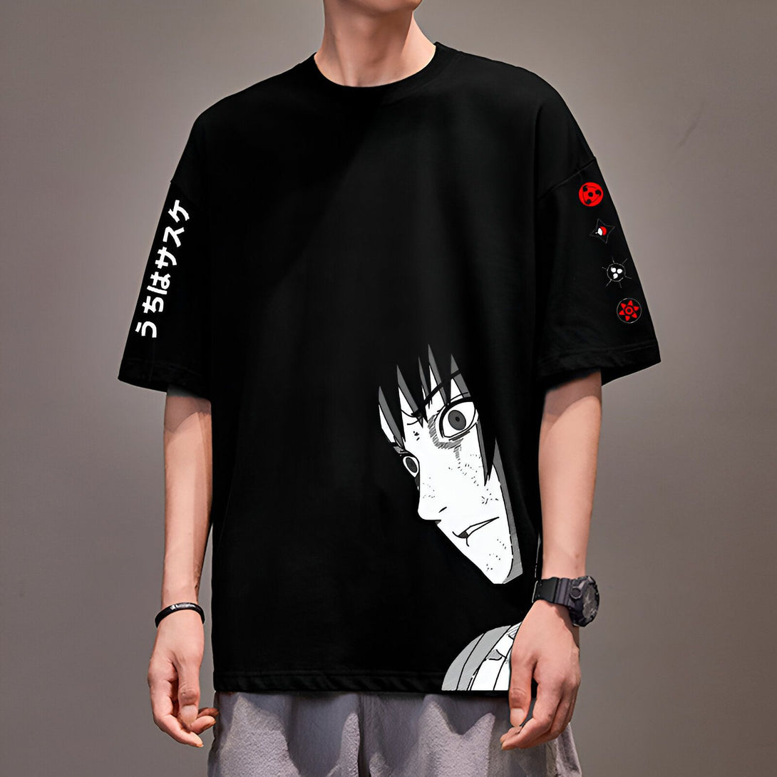 Un t-shirt noir à manches courtes avec un motif de l'anime Naruto. Le devant du t-shirt présente le visage de Sasuke avec des symboles sur la manche gauche. Le t-shirt est idéal pour les fans de l'anime.