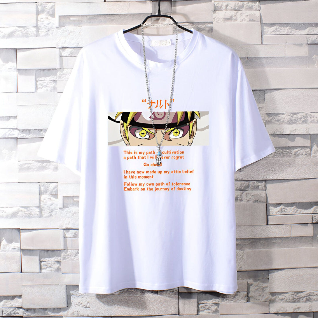 T-shirt blanc avec un imprimé de Naruto Uzumaki, un personnage de l'anime Naruto. Le t-shirt a un texte en japonais et en anglais.