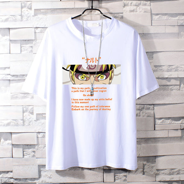 T-shirt blanc avec un imprimé de Naruto Uzumaki, un personnage de l'anime Naruto. Le t-shirt a un texte en japonais et en anglais.