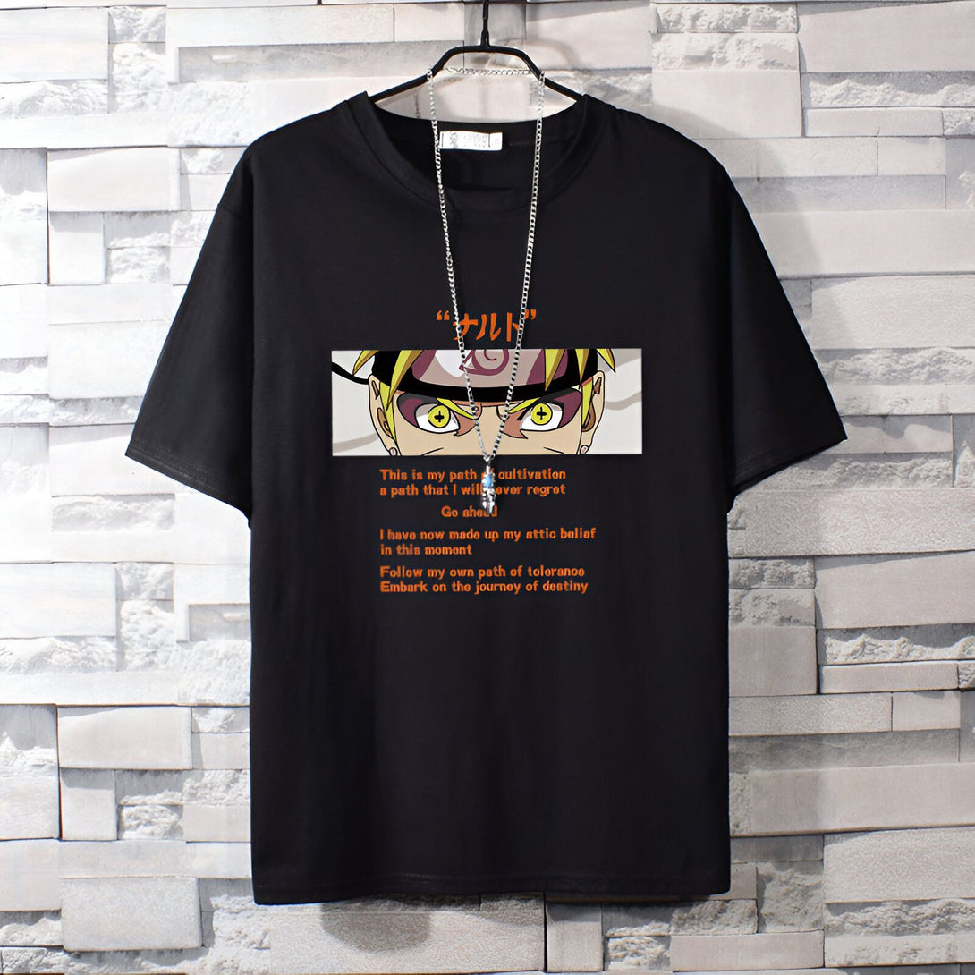 T-shirt noir avec un imprimé de Naruto Uzumaki, un personnage de l'anime Naruto. L'impression montre le visage de Naruto avec son célèbre bandeau et des citations en anglais. Le t-shirt est parfait pour les fans de Naruto.