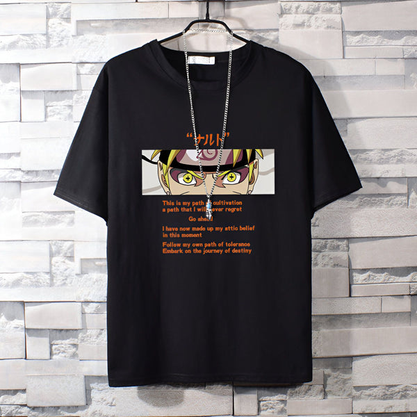 T-shirt noir avec un imprimé de Naruto Uzumaki, un personnage de l'anime Naruto. L'impression montre le visage de Naruto avec son célèbre bandeau et des citations en anglais. Le t-shirt est parfait pour les fans de Naruto.