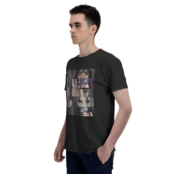 Un homme portant un t-shirt noir avec un imprimé de personnages d'anime de Naruto. Le motif montre les visages de plusieurs personnages, dont Itachi Uchiha, avec leurs yeux Sharingan.