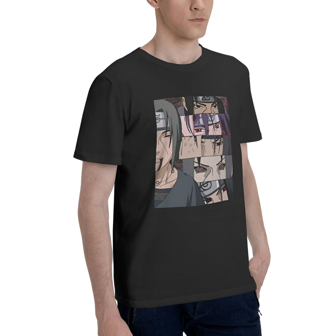 Un homme porte un t-shirt noir avec un imprimé de l'anime Naruto. Le t-shirt présente un collage de portraits de personnages, notamment Itachi Uchiha. Il porte des jeans bleus.