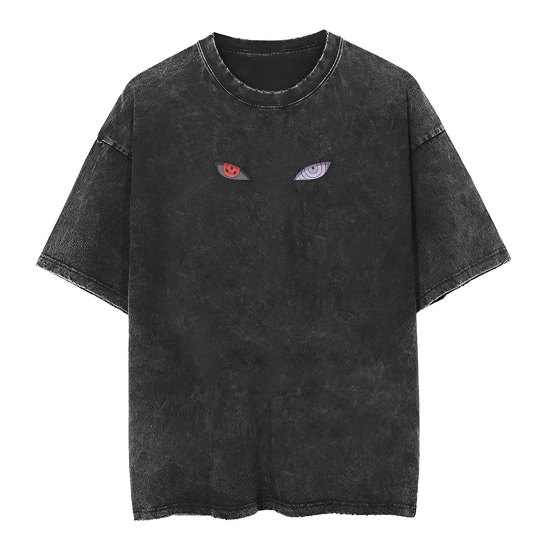 T-shirt noir délavé avec un motif de Sharingan rouge et de Rinnegan violet sur la poitrine.  Parfait pour les fans de Naruto.