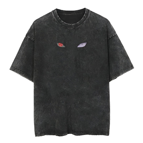 T-shirt noir délavé avec un motif de Sharingan rouge et de Rinnegan violet sur la poitrine.  Parfait pour les fans de Naruto.
