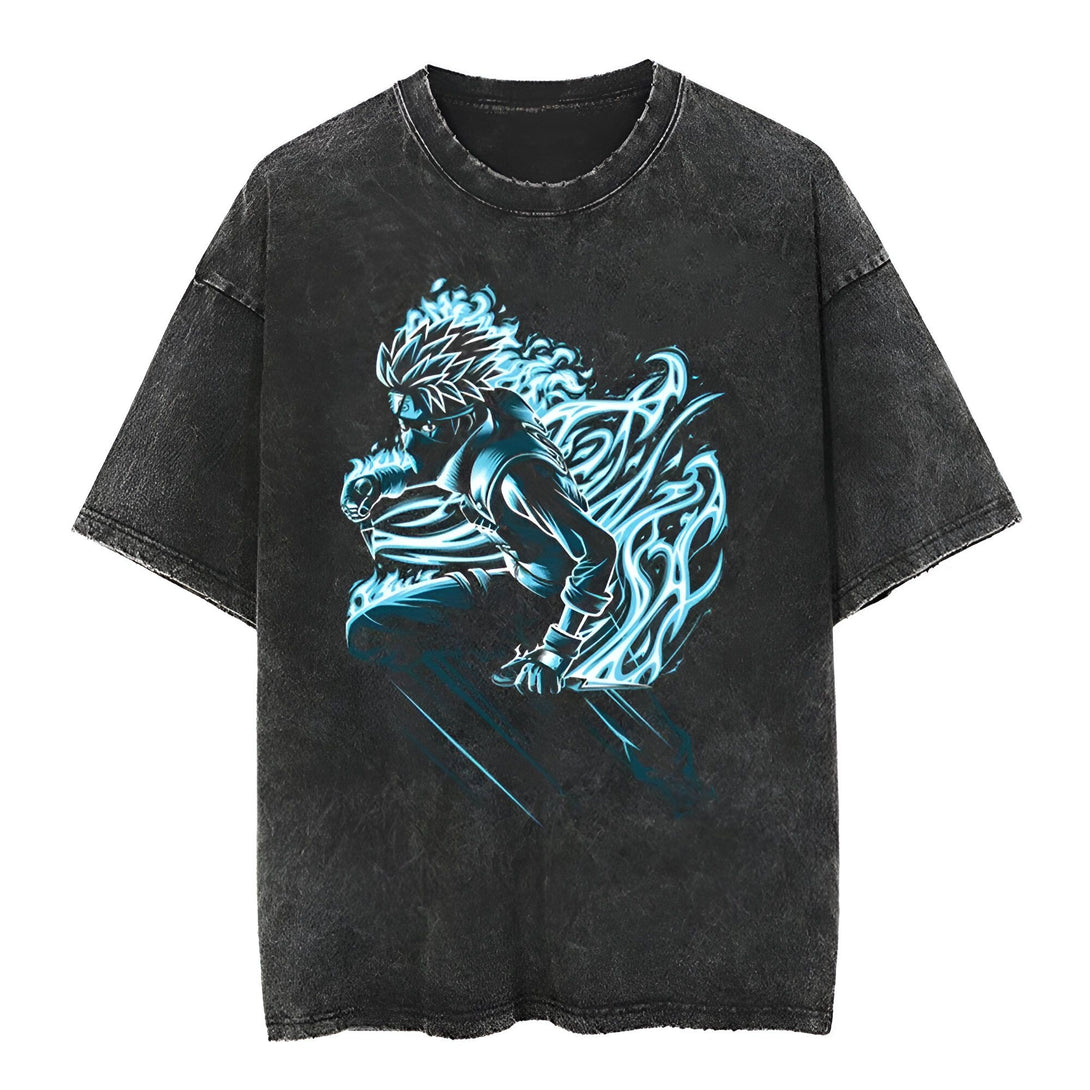 T-shirt noir délavé avec un imprimé de Kakashi Hatake du manga Naruto, utilisant son jutsu de foudre.