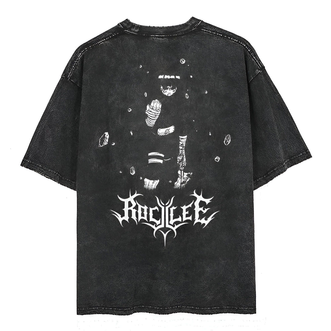 T-shirt noir délavé avec un imprimé à l'arrière représentant Rock Lee, un personnage de Naruto, en train d'effectuer un puissant mouvement de combat. Le design comprend des détails fins et un lettrage gothique.