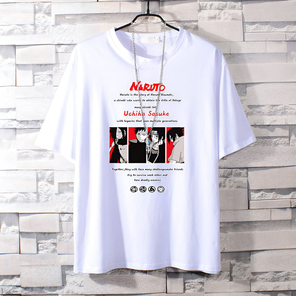 T-shirt blanc avec l'impression "Naruto" et des images de personnages de l'anime Naruto. Le t-shirt est parfait pour les fans de Naruto.