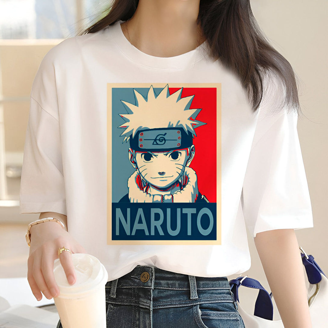 Une femme porte un t-shirt blanc avec un imprimé de Naruto dans le style d'une affiche de campagne politique. Le personnage de Naruto est représenté dans un style rétro et le texte "Naruto" est écrit en dessous.