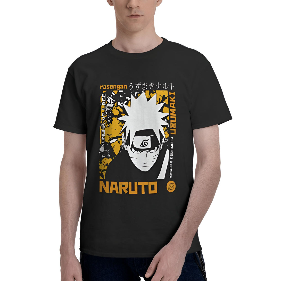 Un homme porte un t-shirt noir avec un imprimé de Naruto Uzumaki. Le t-shirt est de couleur noire et présente un motif jaune et blanc de Naruto. Le texte sur le t-shirt dit "Naruto", "Konoha Village", "Rasengan", "Uzumaki" et "Masashi Kishimoto".