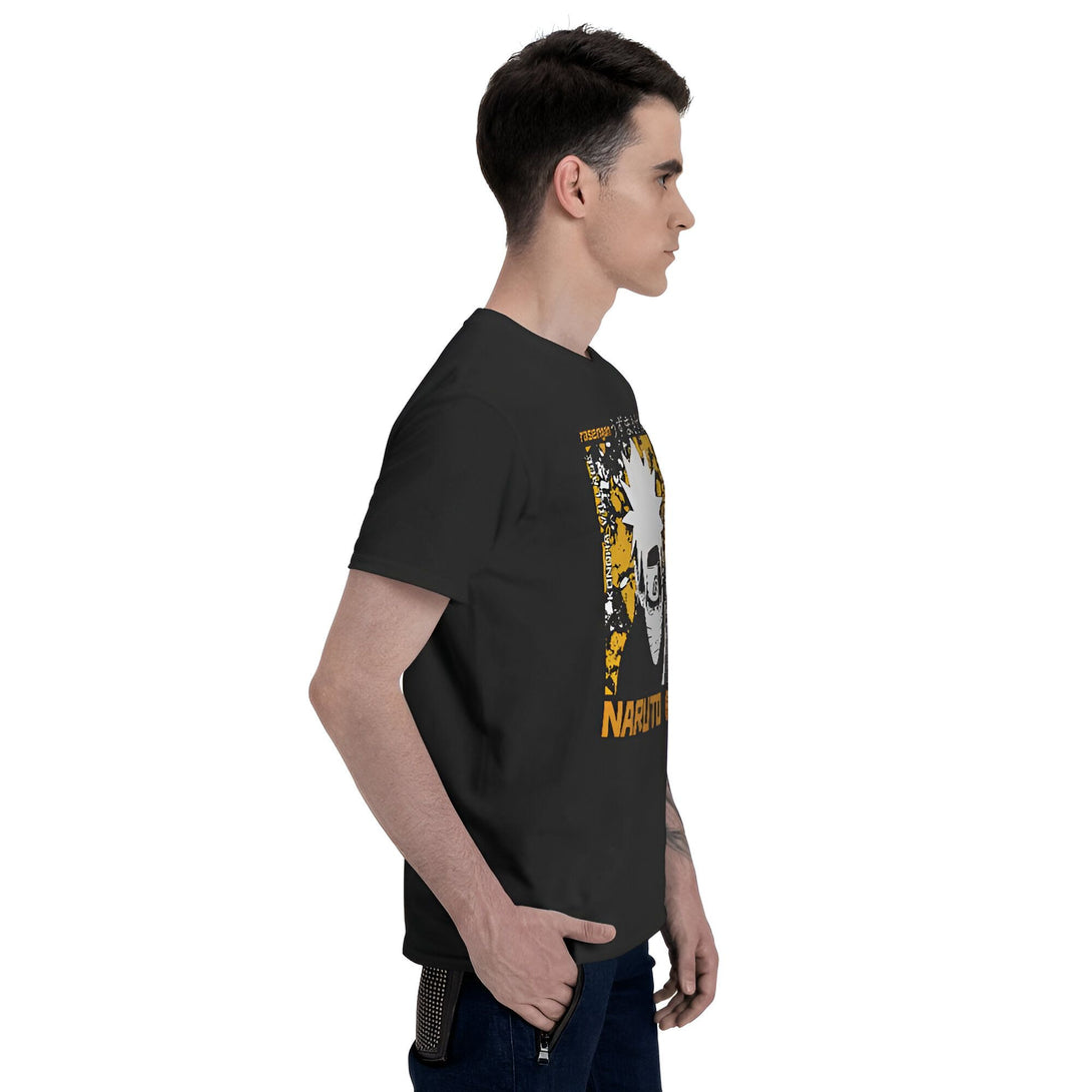 Un homme portant un t-shirt noir avec un imprimé jaune et blanc de Naruto Uzumaki, un personnage de l'anime Naruto. Le t-shirt représente Naruto avec des éclaboussures jaunes et un texte en japonais.