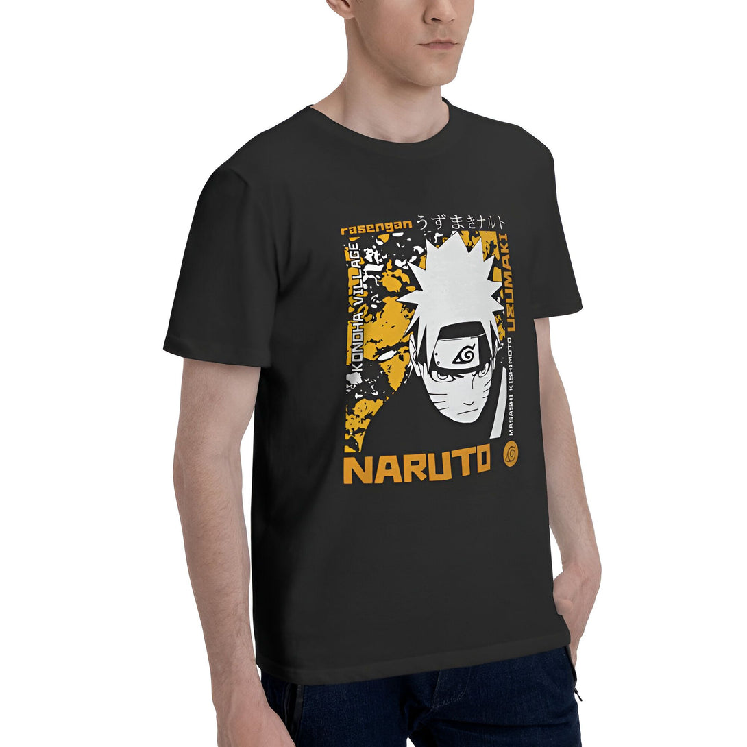 Un homme portant un t-shirt noir avec un imprimé de Naruto Uzumaki, le personnage principal de l'anime Naruto. Le t-shirt présente le logo de la série ainsi que des inscriptions en japonais.