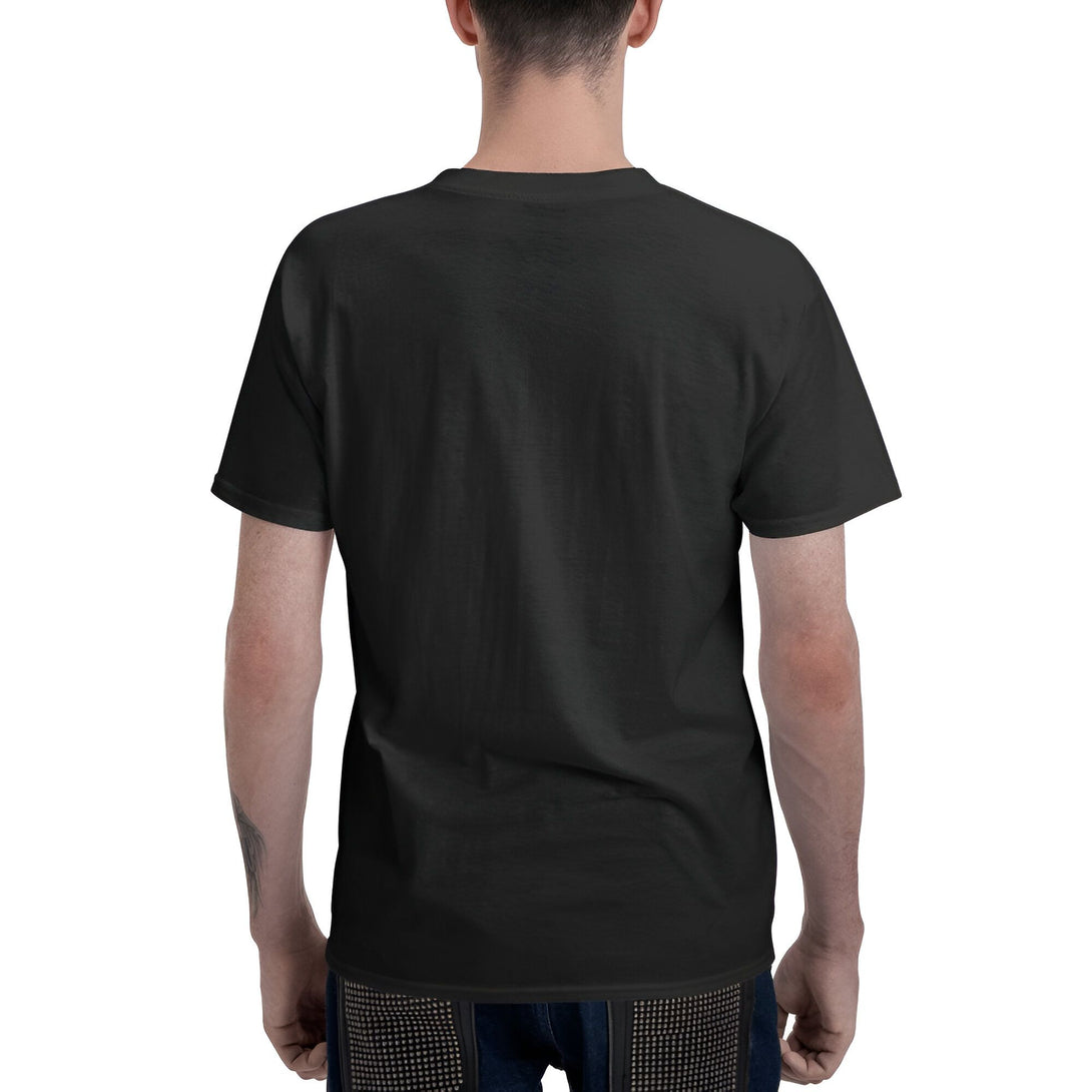 Un homme portant un t-shirt noir uni, vu de dos. Le t-shirt est idéal pour personnaliser avec un motif Naruto.