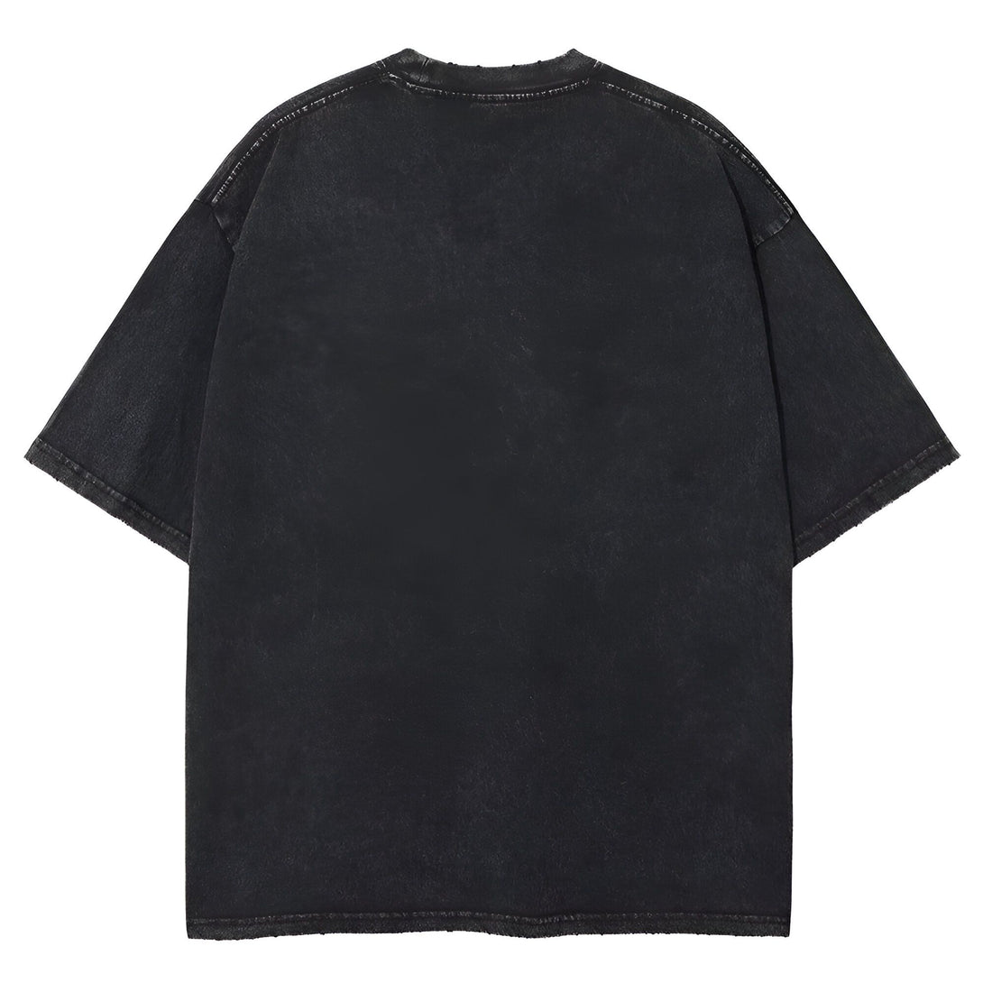 T-shirt noir délavé à manches courtes avec un motif au dos. Parfait pour les fans de Naruto.