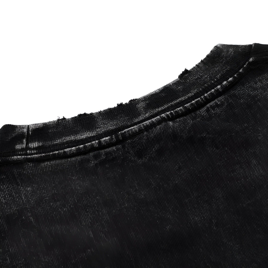 Le col d'un t-shirt noir en coton, légèrement effiloché, avec une texture délavée.  Parfait pour les fans de Naruto !