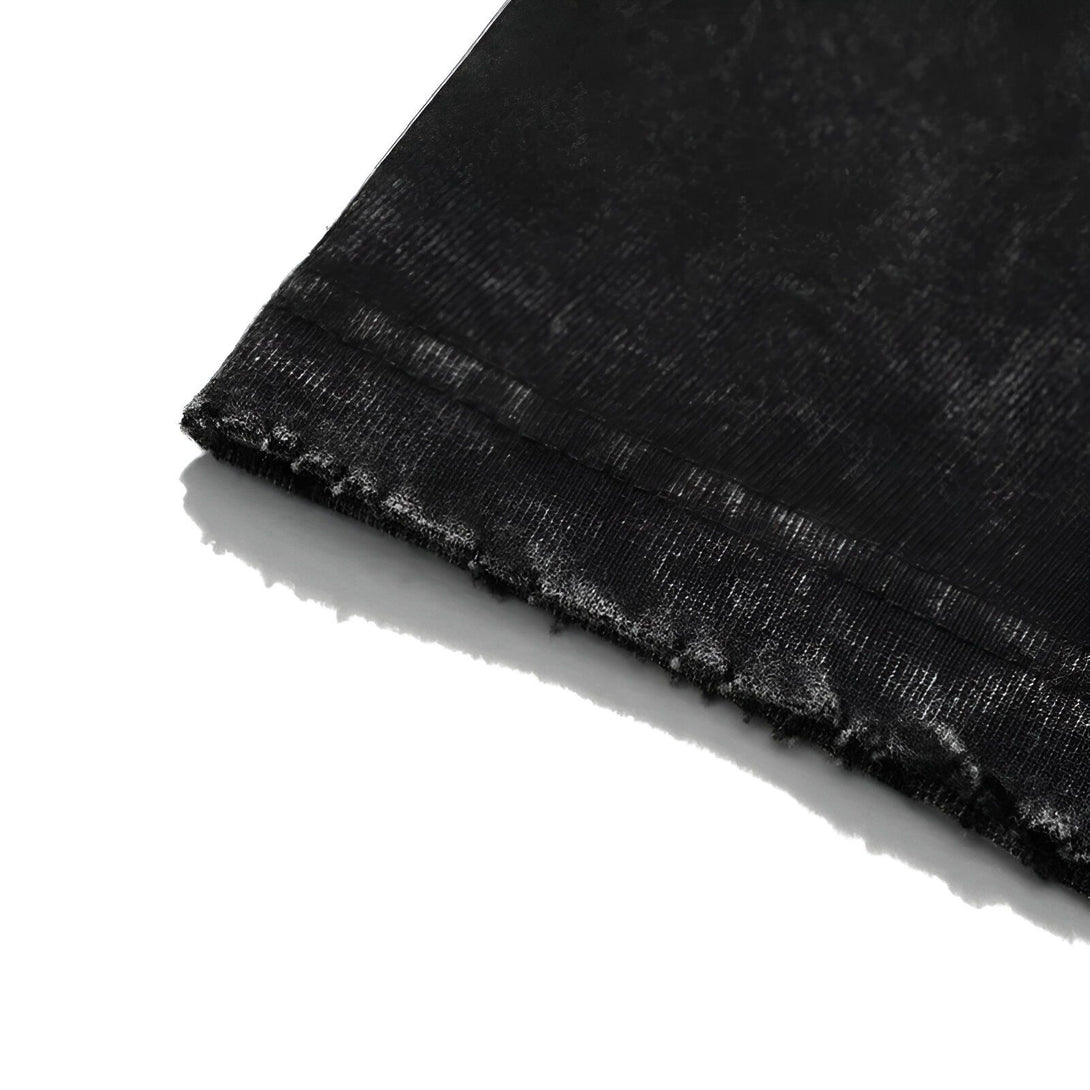 Détails de couture sur un t-shirt noir en coton, idéal pour les fans de Naruto.