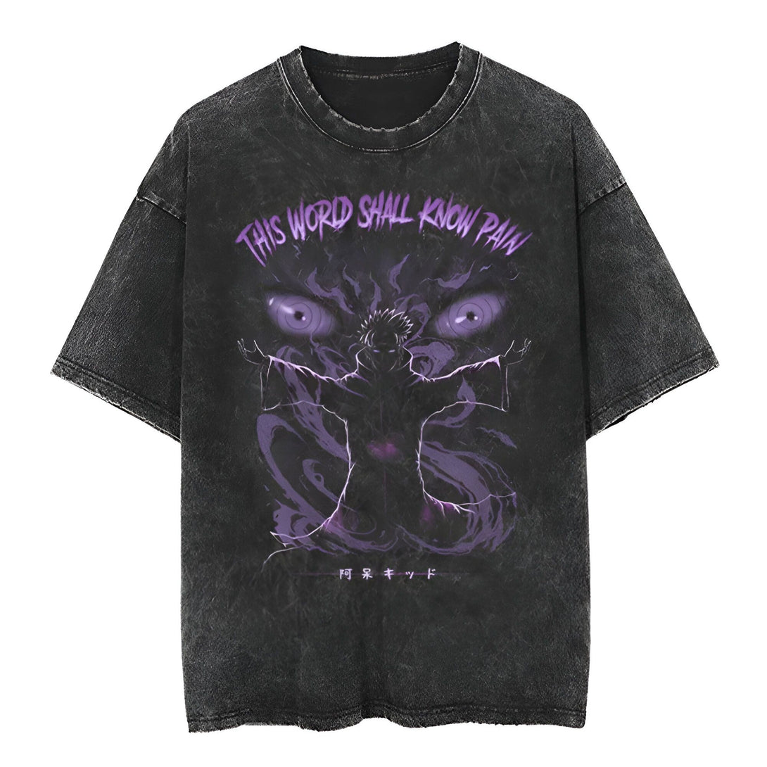 T-shirt noir délavé avec un imprimé de Pain, un personnage de l'anime Naruto. L'impression représente Pain avec ses yeux du Rinnegan et la phrase "This world shall know pain" en lettres violettes.
