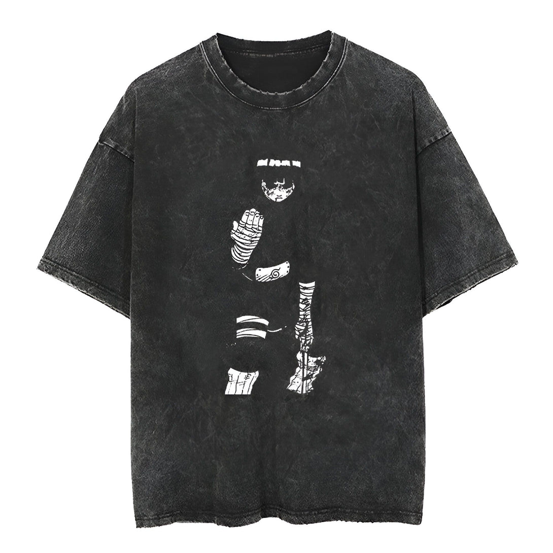 T-shirt noir délavé avec un imprimé de Kakashi Hatake de Naruto. Le t-shirt a un design vintage et est parfait pour les fans de l'anime.