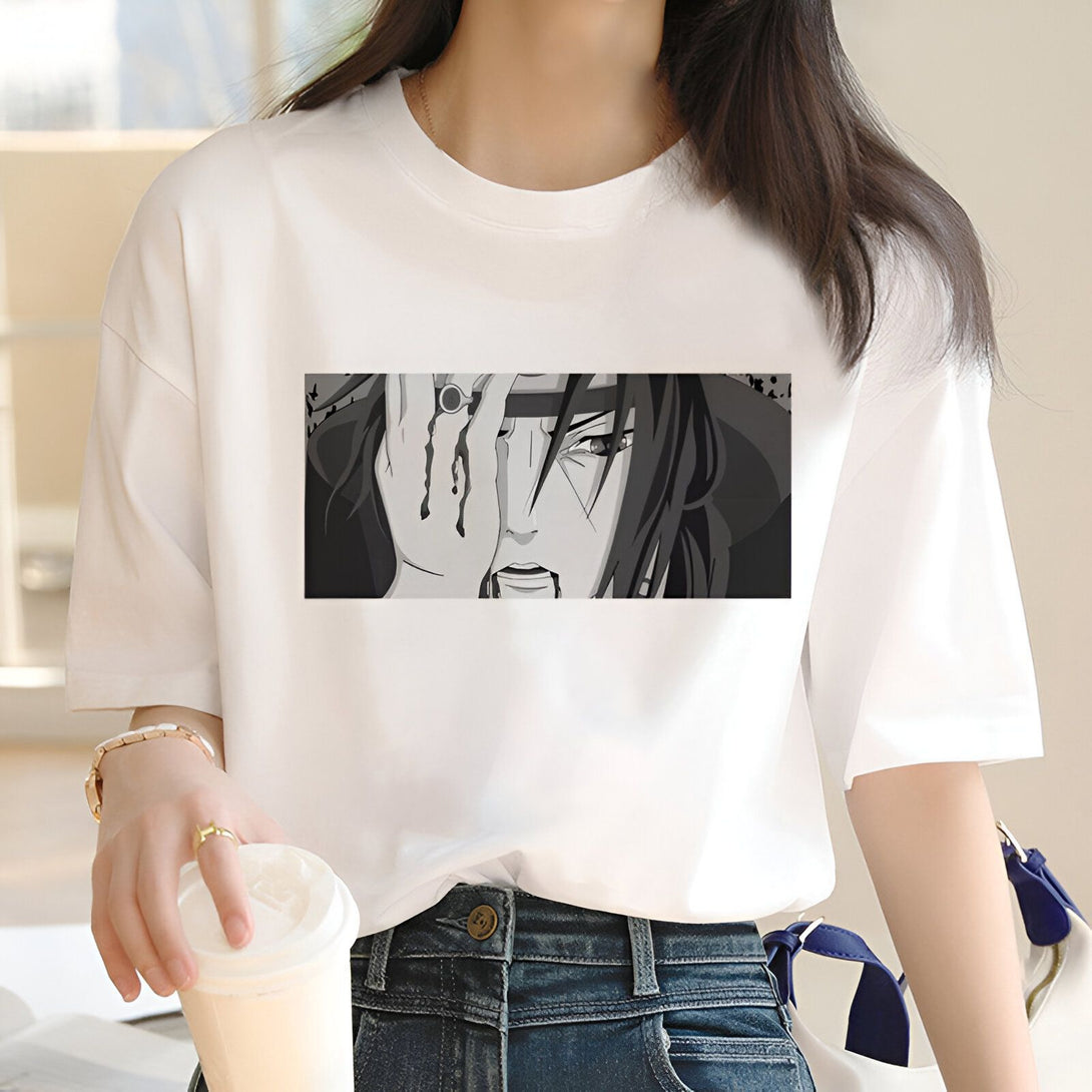 T-shirt blanc avec un imprimé de Madara Uchiwa, un personnage de l'anime Naruto, avec un Sharingan.  Le visuel est en noir et blanc.