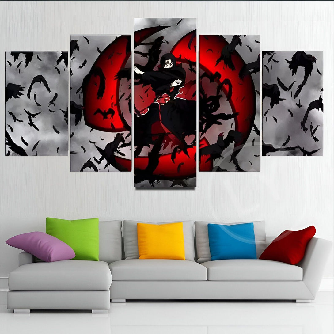 Toile de peinture divisée en cinq parties représentant le personnage d'Itachi Uchiwa de l'anime Naruto. Il est représenté utilisant le Mangekyou Sharingan avec une multitude de corbeaux noirs. La toile est placée au dessus d'un canapé gris dans un salon.